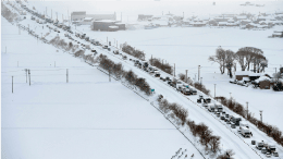 2021年1月福井県で大雪により北陸自動車道および国道8号線で約1,600台が立ち往生し、収束まで約66時間かかった様子