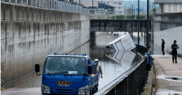 2025年8月新潟県で豪雨によりアンダーパスが急激に冠水。車3台が水没し動けなくなっている様子。