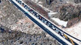 2023年1月三重県・滋賀県で大雪により新名神高速道路で約2,000台が立ち往生し、収束まで約28時間かかった様子