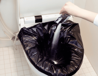 水を一切使わずに、凝固剤と汚物袋で排泄物を処理できるイメージ画像