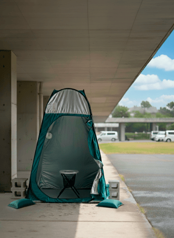 更衣室など、視線を遮ることができ、ドアなどでプライバシーを確保できる場所に簡易トイレを設置しているイメージ画像